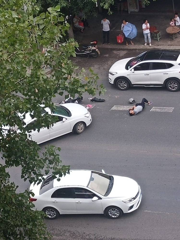 刚刚！自贡北环路一实习车撞倒两轮，有人躺倒在地！-2.jpg