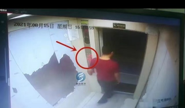 富顺某小区内男子在电梯里做这事长达1分钟，业主群炸锅！-4.jpg
