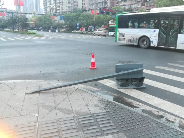 大缺口红绿灯都被干倒了-2.jpg