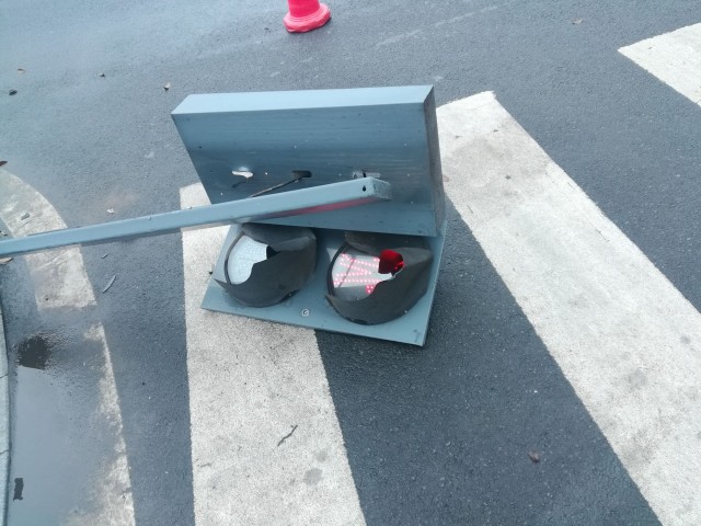 大缺口红绿灯都被干倒了-1.jpg