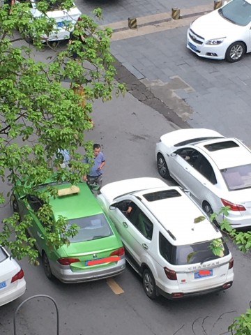 自贡一出租车霸气十足！强行变道撞上了.....-1.jpg