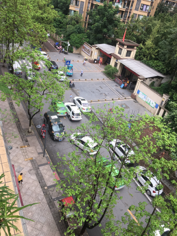 自贡一出租车霸气十足！强行变道撞上了.....-2.jpg