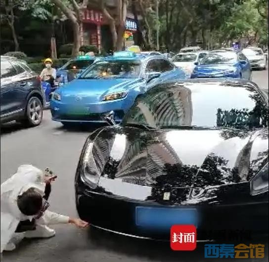 豪车女司机追尾后叫嚣“有关系”，民警：最不怕你有关系-2.jpg