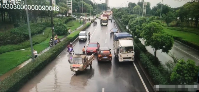 自贡开启“看海”模式！这些雨中身影让人感动-1.jpg