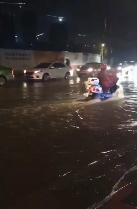 自贡开启“看海”模式！这些雨中身影让人感动-2.jpg