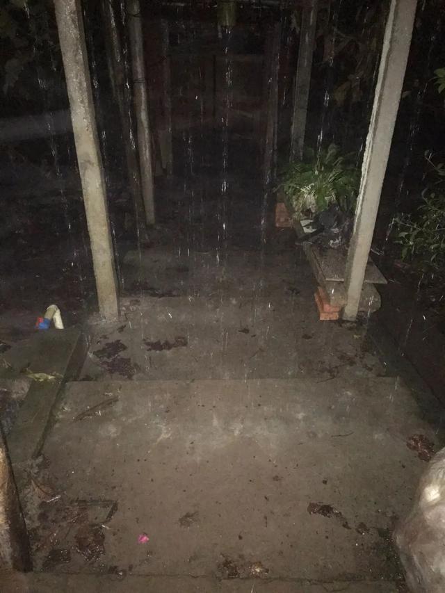自贡开启“看海”模式！这些雨中身影让人感动-4.jpg