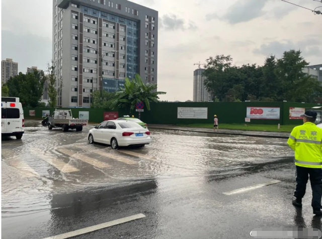 自贡开启“看海”模式！这些雨中身影让人感动-3.jpg
