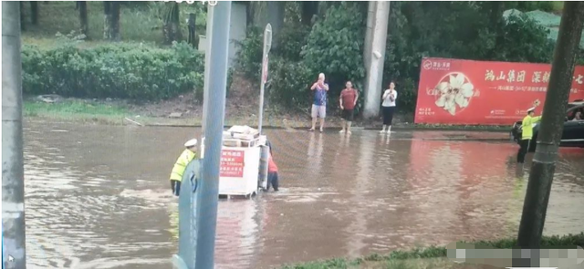 自贡开启“看海”模式！这些雨中身影让人感动-5.jpg