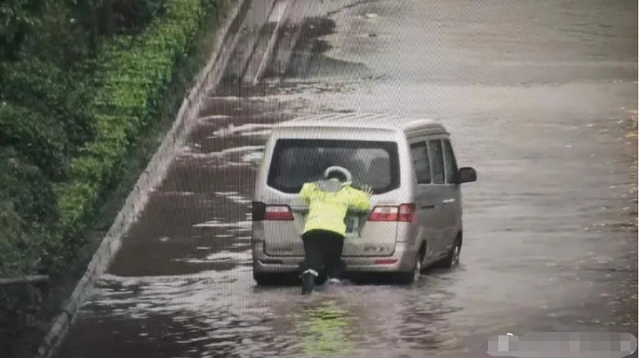 自贡开启“看海”模式！这些雨中身影让人感动-6.jpg
