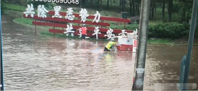 自贡开启“看海”模式！这些雨中身影让人感动-7.jpg