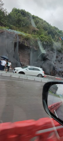 自贡一辆白色小车把轮子跑落了......-1.jpg