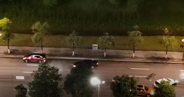 哦豁!自贡一私家车撞倒20来米护栏...-1.jpg