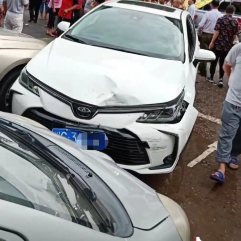 吓人！自贡一司机在农贸市场门口疑似连撞5车、致3人受伤，现场一遍狼藉......(附视频)-2.jpg