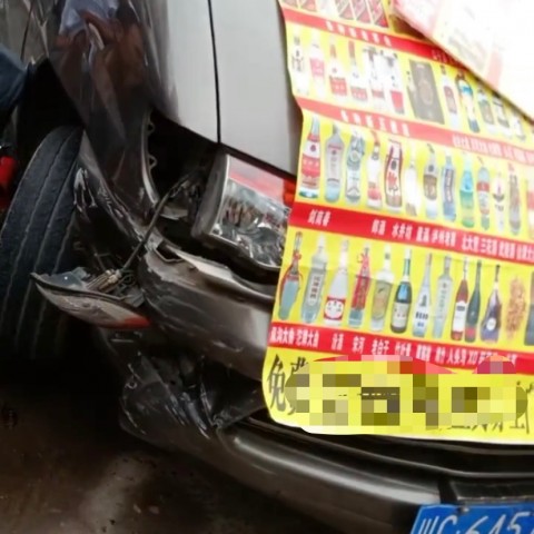 吓人！自贡一司机在农贸市场门口疑似连撞5车、致3人受伤，现场一遍狼藉......(附视频)-3.jpg