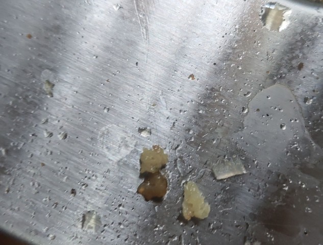 自贡一男子炒冷吃兔，惊现“塑料兔”-1.jpg