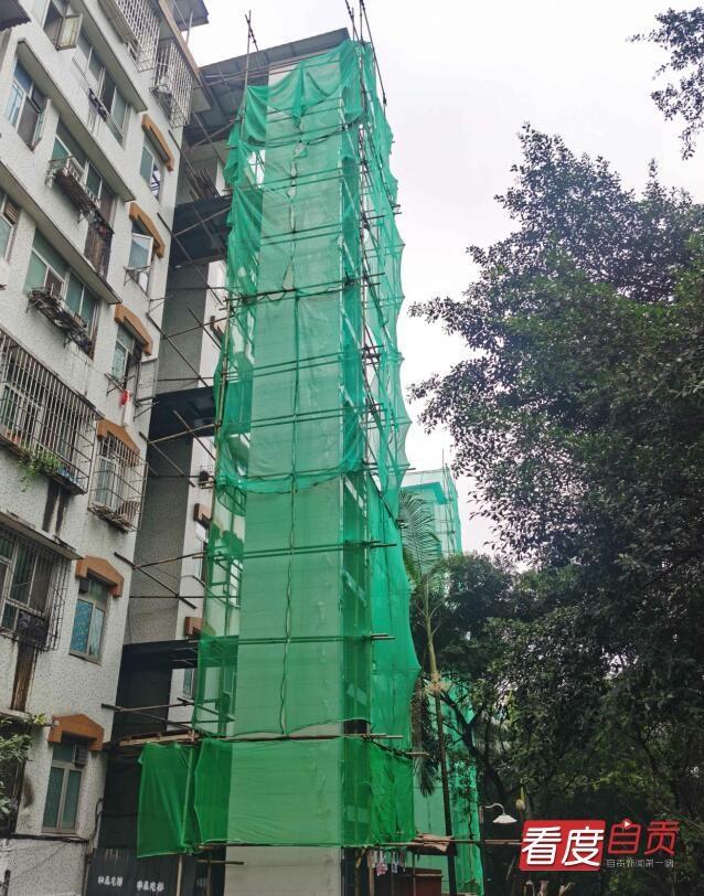 自贡旧楼装电梯 解决老人“爬梯之痛”-1.jpg