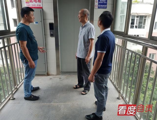 自贡旧楼装电梯 解决老人“爬梯之痛”-2.jpg