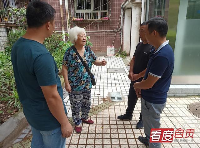 自贡旧楼装电梯 解决老人“爬梯之痛”-3.jpg