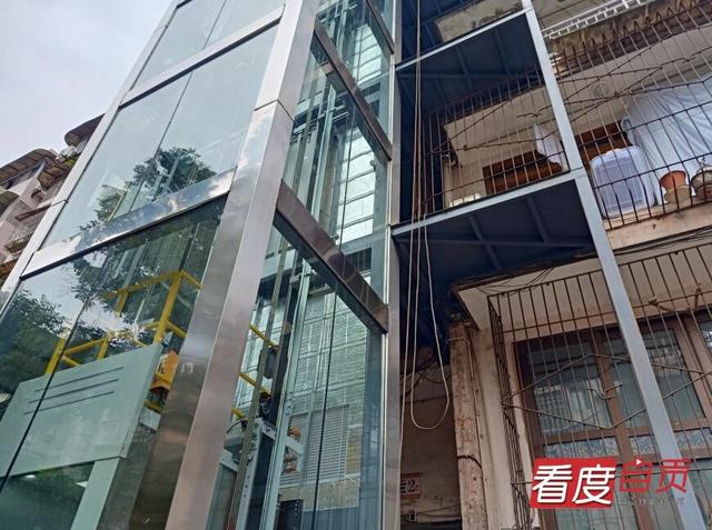 自贡旧楼装电梯 解决老人“爬梯之痛”-4.jpg