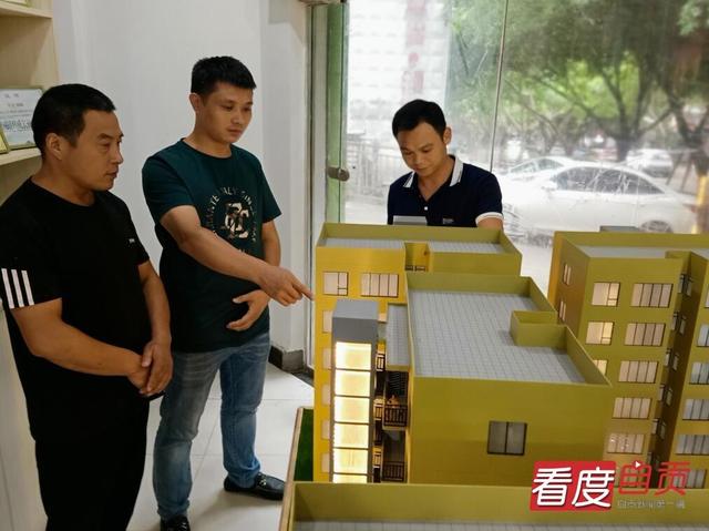 自贡旧楼装电梯 解决老人“爬梯之痛”-5.jpg