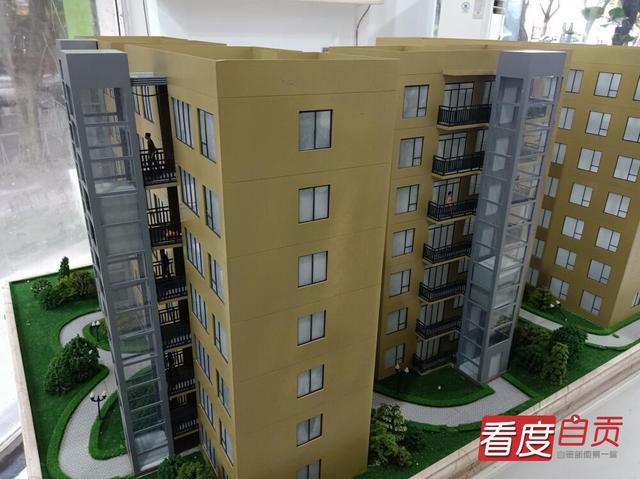 自贡旧楼装电梯 解决老人“爬梯之痛”-6.jpg
