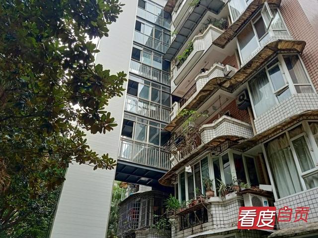 自贡旧楼装电梯 解决老人“爬梯之痛”-8.jpg
