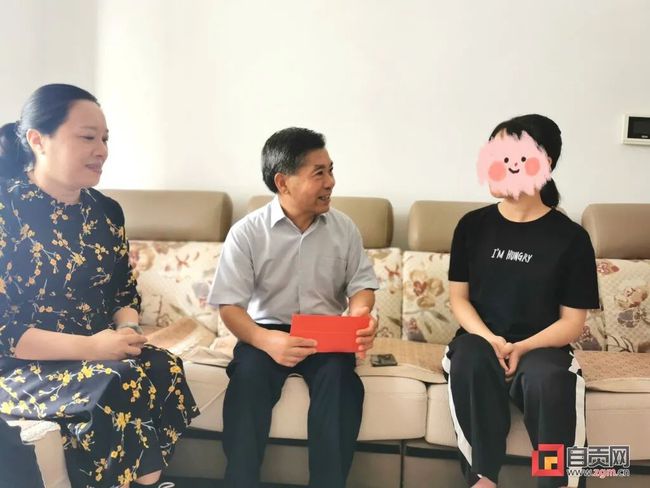 “圆梦工程”助力自贡千余名贫困学生圆梦！-2.jpg