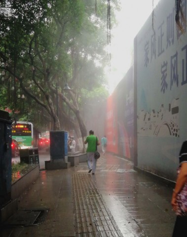 五星街被迫淋雨的过路群众和等车群众-1.jpg