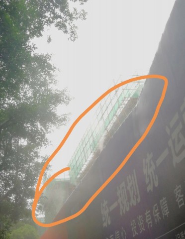 五星街被迫淋雨的过路群众和等车群众-2.jpg