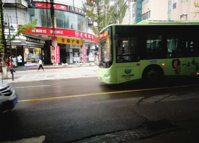 五星街被迫淋雨的过路群众和等车群众-3.jpg