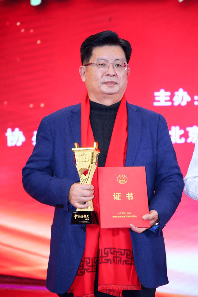 匠心·初心｜最美教师 自贡汇东实验校周德华 用初心托起教育情怀-2.jpg