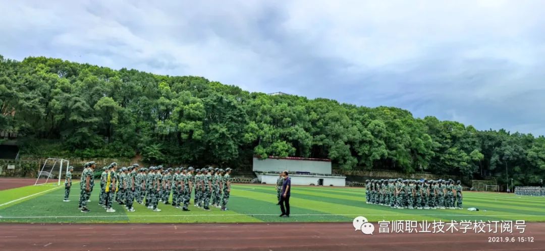 富顺职业技术学校举行2021年新生军训启动仪式-2.jpg