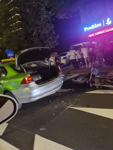突发!自贡一出租车和摩托车相撞!-1.jpg