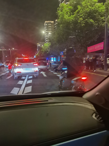突发!自贡一出租车和摩托车相撞!-3.jpg