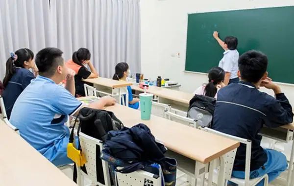 补完后再举报？特级教师违规补课被开除，举报学生：我计划好的-2.jpg