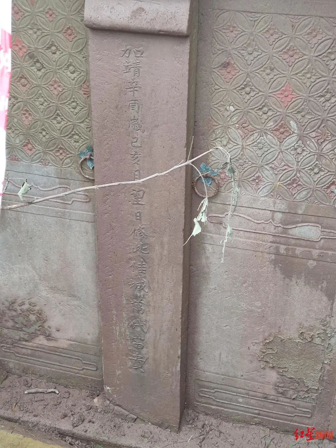 自贡一工地惊现古墓-1.jpg