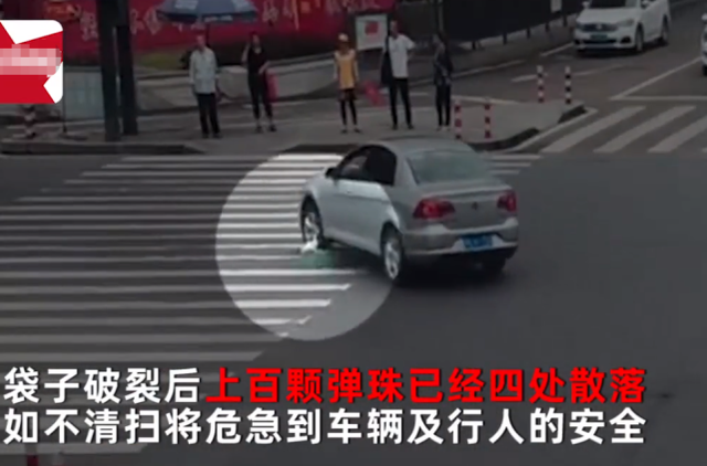 自贡：货车掉落一袋玻璃弹珠，交警环卫头大了：清理2小时-2.jpg