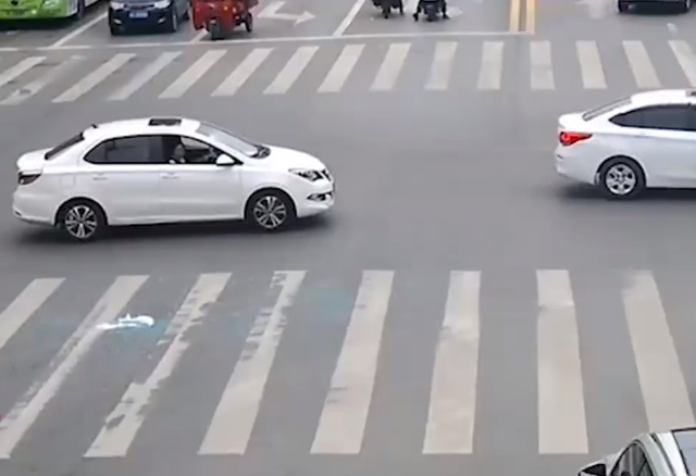 自贡：货车掉落一袋玻璃弹珠，交警环卫头大了：清理2小时-4.jpg