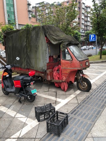 大缺口占道一年多的僵尸车-1.jpg