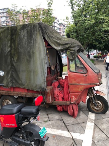 大缺口占道一年多的僵尸车-2.jpg