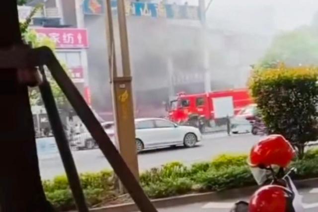 自贡一商业城着火，现场浓烟滚滚，令人担忧-2.jpg