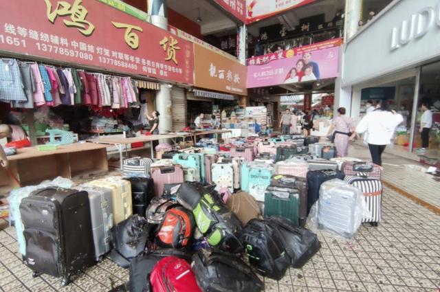 自贡一商业城着火，现场浓烟滚滚，令人担忧-3.jpg