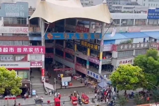自贡一商业城着火，现场浓烟滚滚，令人担忧-4.jpg