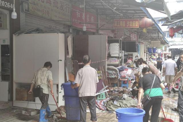 自贡一商业城着火，现场浓烟滚滚，令人担忧-5.jpg