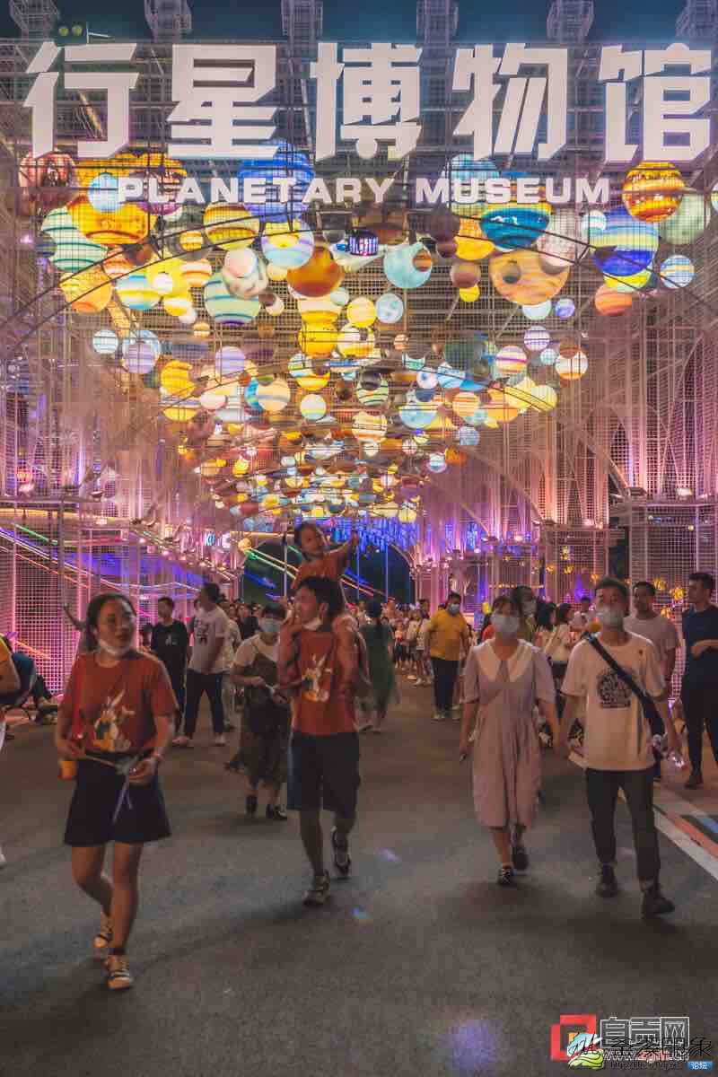 自贡灯会首次国庆亮灯 上万游客一同秋夜追光-2.jpg