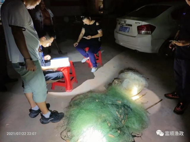 富顺三男子禁钓区下网捕鱼，直接没收工具+罚款！-3.jpg