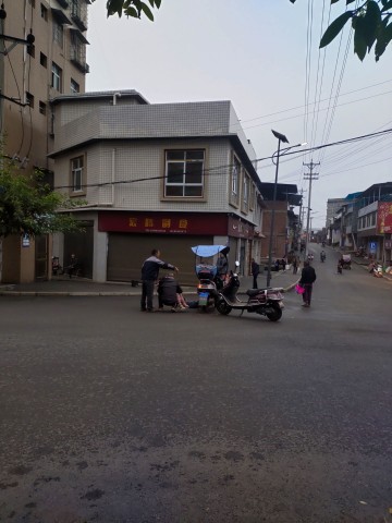 砰！两电瓶相撞，4人倒地......-3.jpg