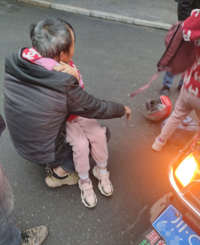 砰！两电瓶相撞，4人倒地......-2.jpg