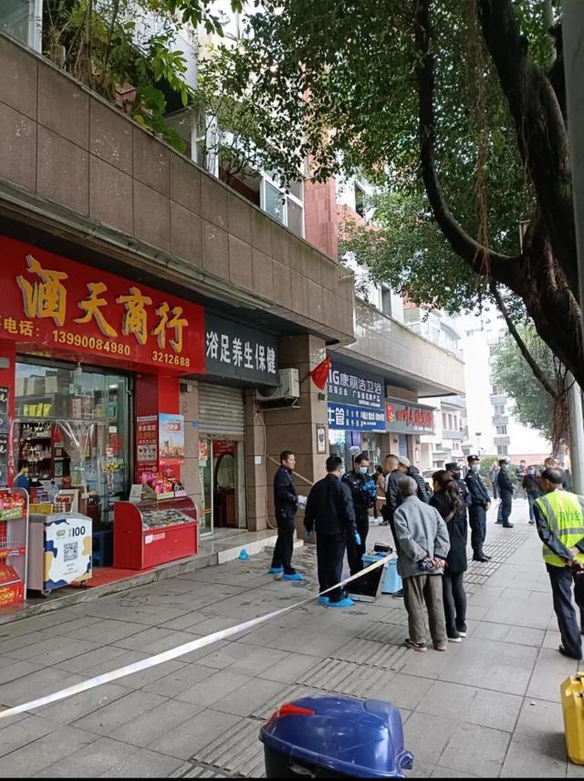 男子在自贡一洗浴店伤害一名女子 已被警方采取强制措施-1.jpg