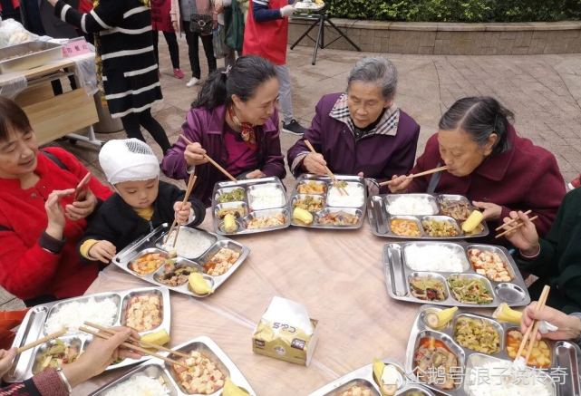 沿滩区首个社区老年健康食堂在卫坪街道龙湖远达社区开餐-1.jpg